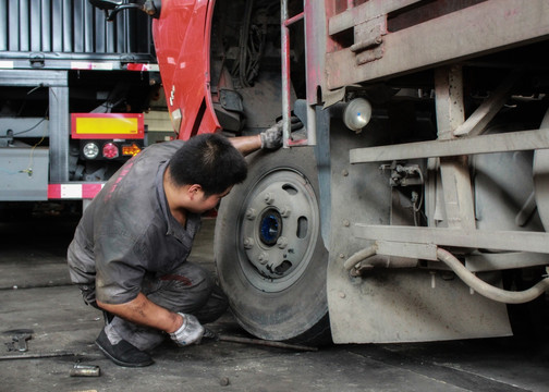 汽车修理工 修理 装卸轮胎
