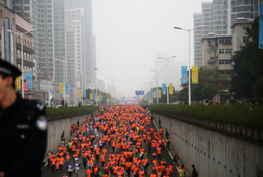马拉松比赛奔跑人群