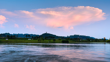 夕照湖畔美景