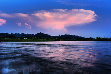 夕照湖畔美景