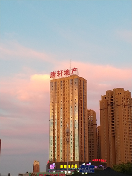 夕阳下的高层建筑