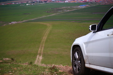 草原越野白色奔驰SUV