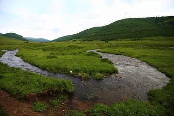 草原河流