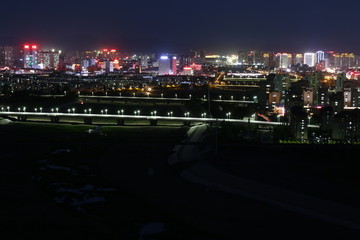 大河两侧的城市夜景