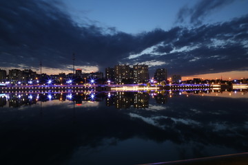 河边城市的广阔天空