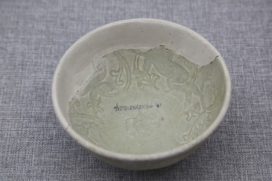 明代青釉印花瓷碗