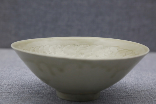 南宋时期的刻花花卉纹青釉瓷碗