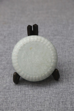 南宋时期青白釉菊瓣纹瓷粉盒