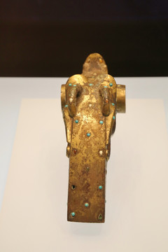 汉代鎏金嵌龙首形铜辕饰