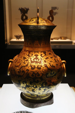 西汉时期鎏金银蟠龙纹铜壶