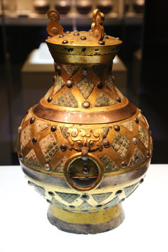 西汉时期的鎏金银乳钉纹铜壶