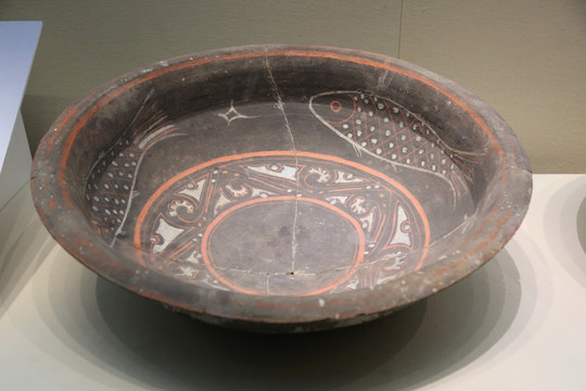 西汉时期鱼鸟纹彩绘陶盆