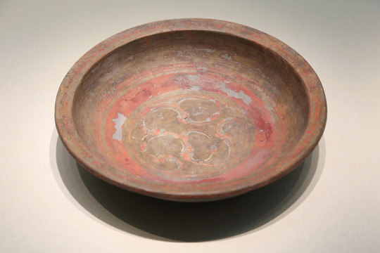 西汉时期红陶彩绘陶盆