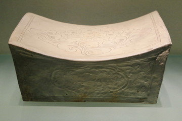 宋代代白釉釉划花长方形瓷枕