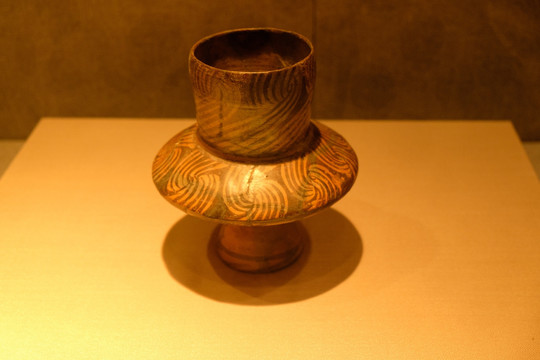 涡纹彩陶壶