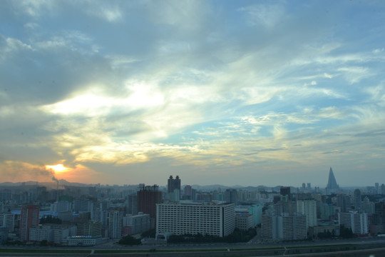 夕阳下的平壤都市天际线