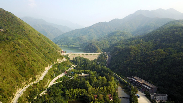 航拍秦岭山下汤峪风光