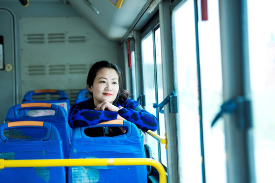 年轻女人坐在公交车上