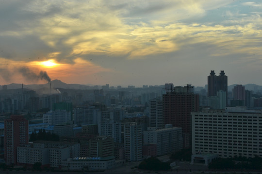 黄昏的朝鲜平壤城市风光