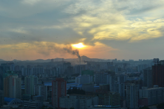 黄昏的朝鲜平壤城市风光