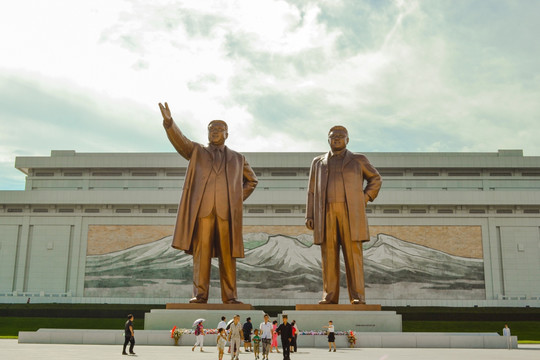 朝鲜万寿台金日成和金正日铜像