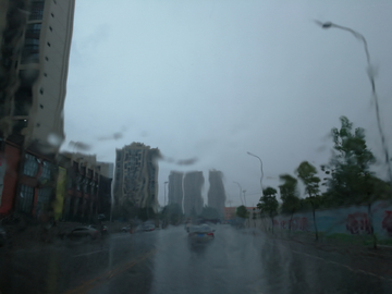 都市 雨季街头