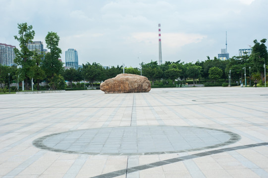 露天广场上的展台