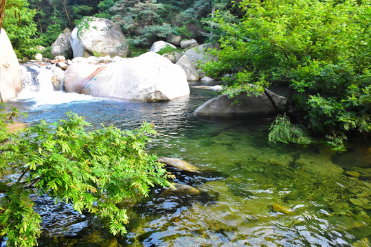 山中流水图片