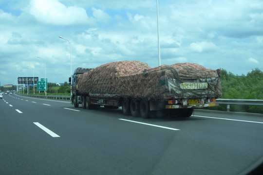 高速公路上的货运汽车