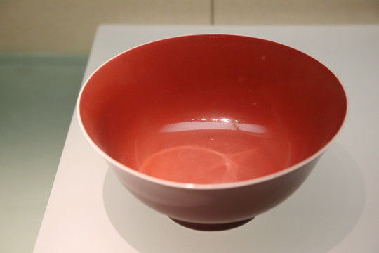 清代红釉碗