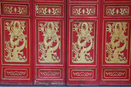 木雕龙纹红门