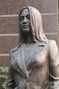 铜雕穿西装少女雕像