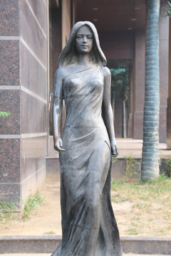 铜雕穿长裙的女孩雕像