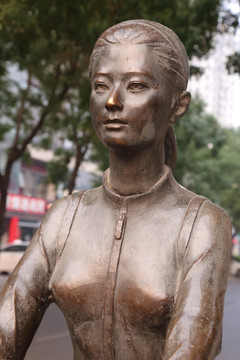 铜雕背包女孩雕像