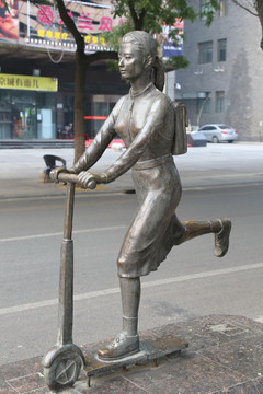 铜雕骑脚踏车的女孩雕像