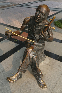 拉二胡的老艺人雕像