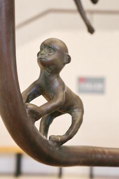 铜雕攀爬的小猴子