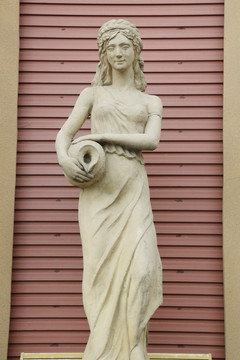 抱瓶子的欧洲少女雕像