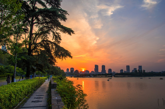 夕阳晚霞湖面河堤