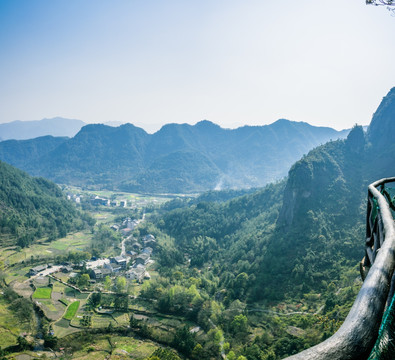 崖下库风景区俯瞰山村