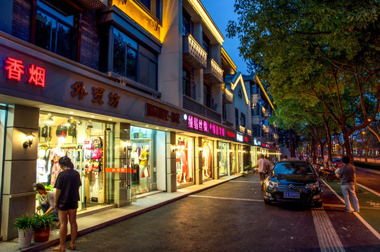 城市步行街商业街店铺夜景