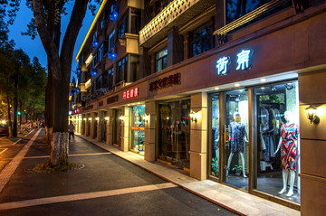 城市商业街店铺夜景