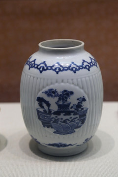 清代代的青花博古纹瓷罐