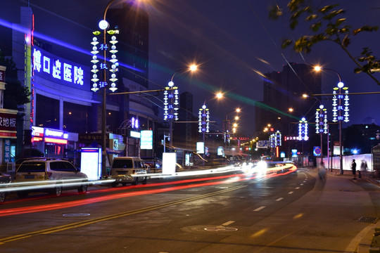 小城市马路夜景