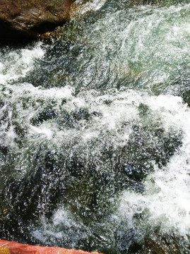 泉水 溪流 水 湍急的泉水