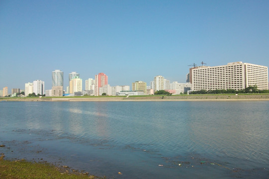 朝鲜平壤大同江边建筑