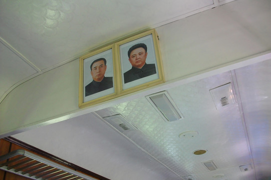 朝鲜列车上的金日成金正日肖像