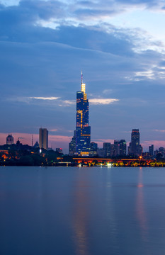 南京玄武湖紫峰大厦夜景