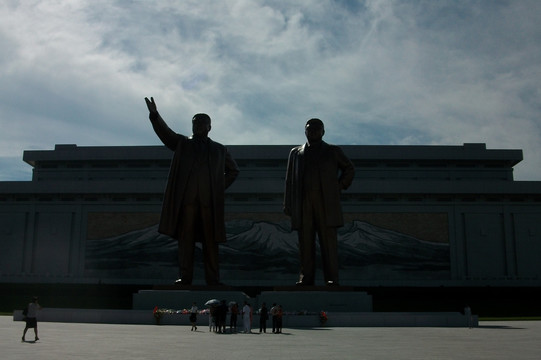 朝鲜平壤万寿台金日成金正日铜像