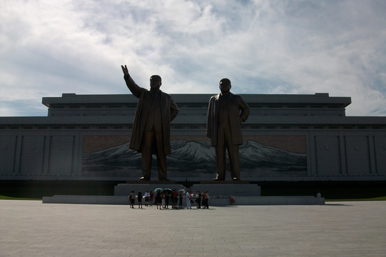 朝鲜平壤万寿台金日成金正日铜像